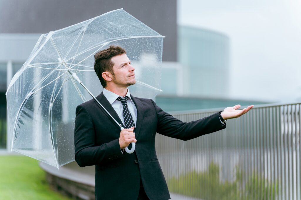 雨の中の男性